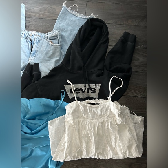 HUGE CLOSET CLEAN OUT !!! - Picture 5 of 6